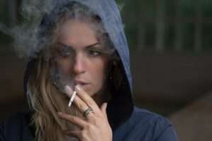 אישה מעשנת