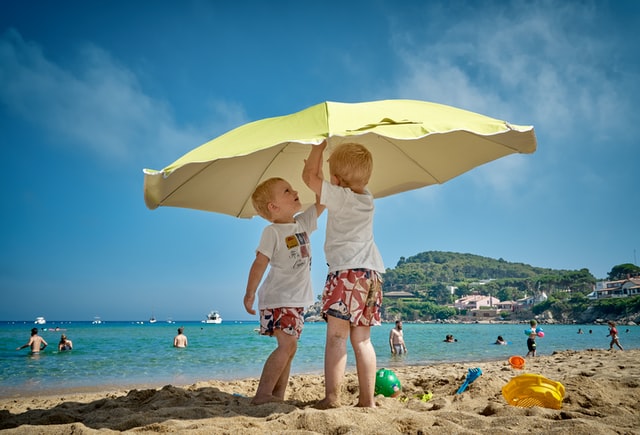ילדים בחוף